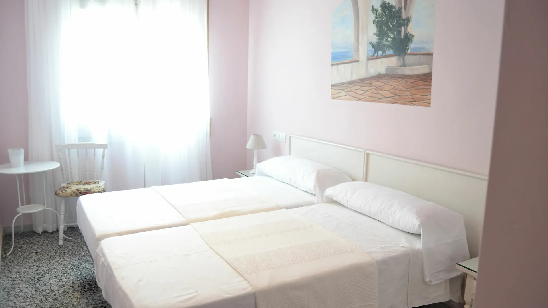 Guest house Hostal Isabel II Figueres  Spain